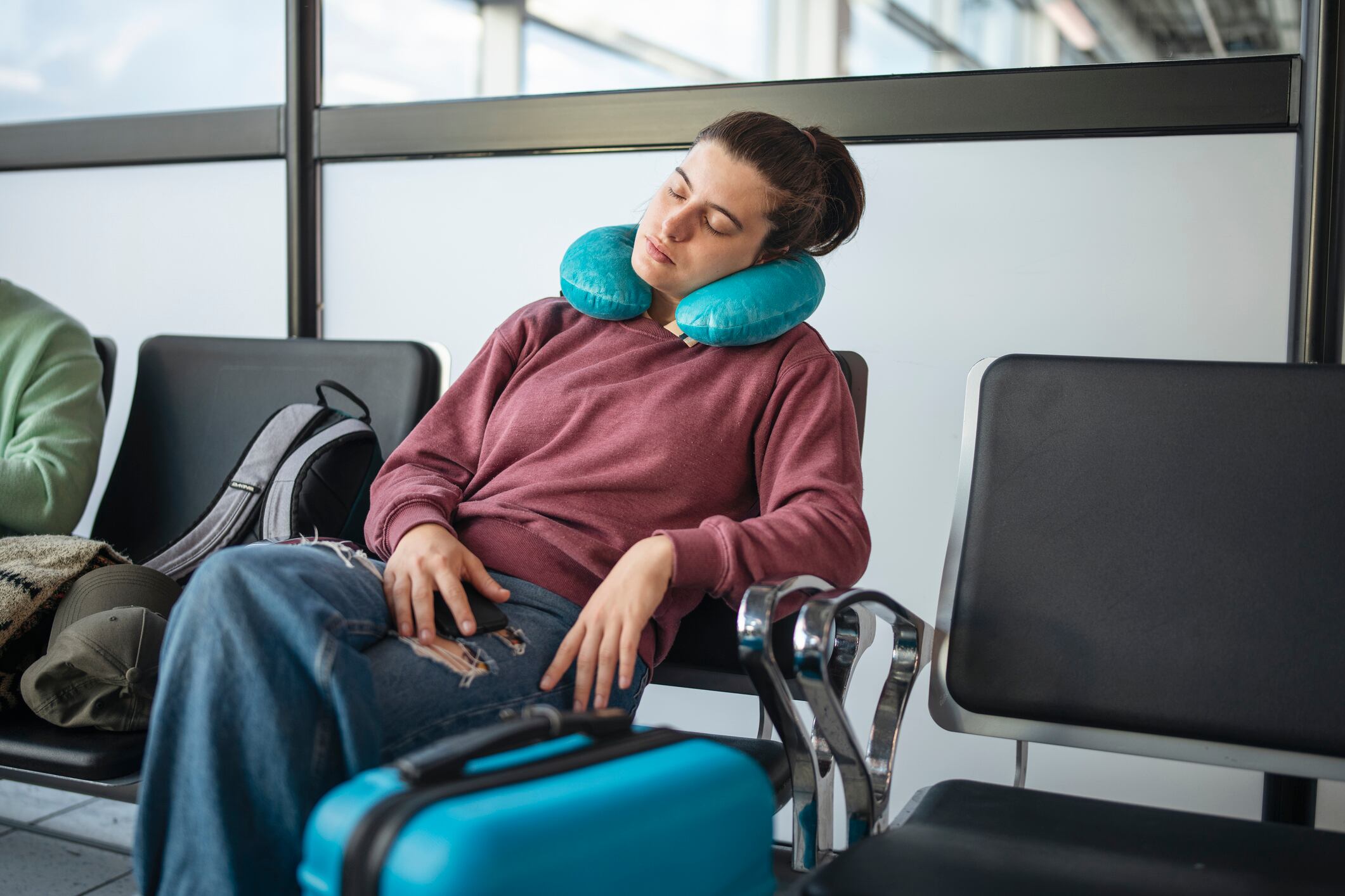 persona dormida en el aeropuerto