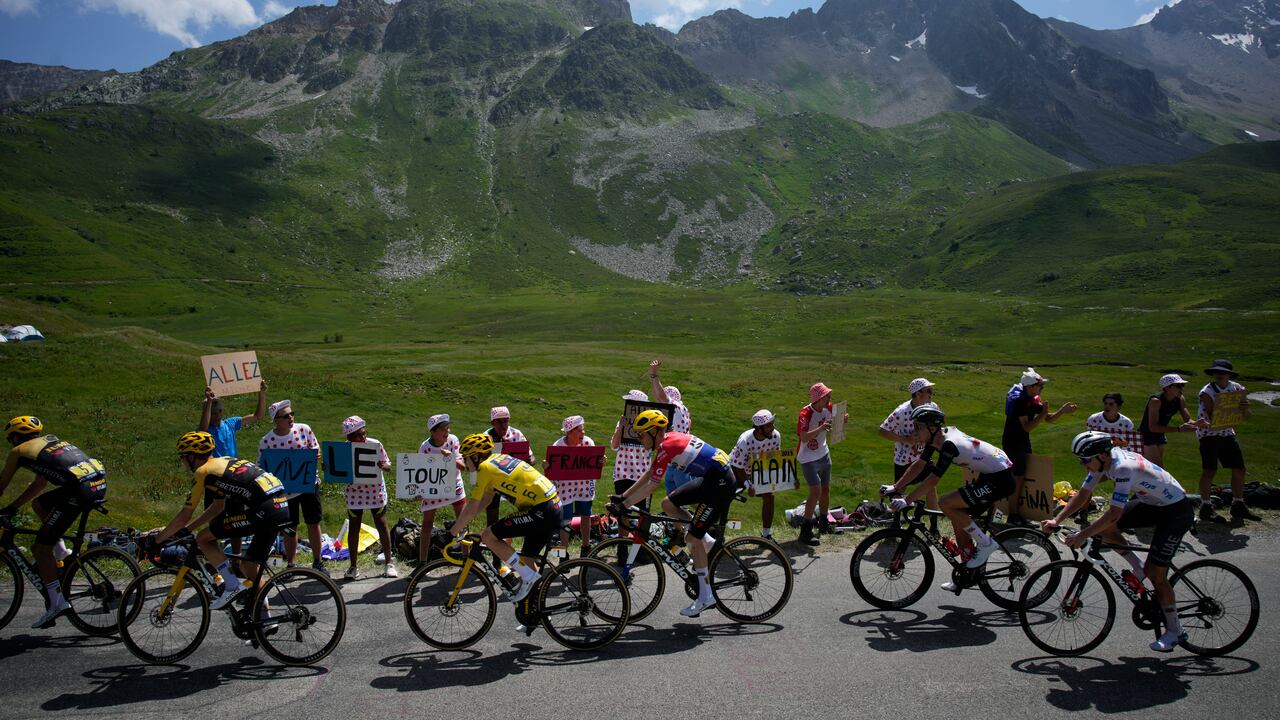 El grupo formado por el danés Jonas Vingegaard, con el maillot amarillo de líder general, y el esloveno Tadej Pogacar, con el maillot blanco de mejor ciclista joven, escalan el paso Cormet de Roselend durante la decimoséptima etapa de la carrera ciclista del Tour de Francia de más de 166 kilómetros (103 millas) con inicio en Saint-Gervais Mont-Blanc y final en Courchevel, Francia, el miércoles 19 de julio de 2023. (AP Foto/Daniel Cole)