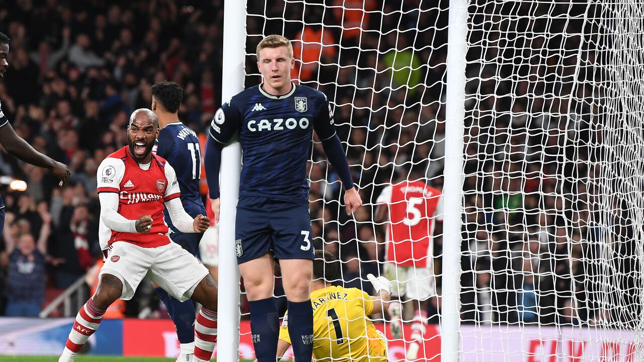 Lacazette celebra el primer gol del Arsenal, obra de su compañero Thomas Partey