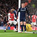 Lacazette celebra el primer gol del Arsenal, obra de su compañero Thomas Partey