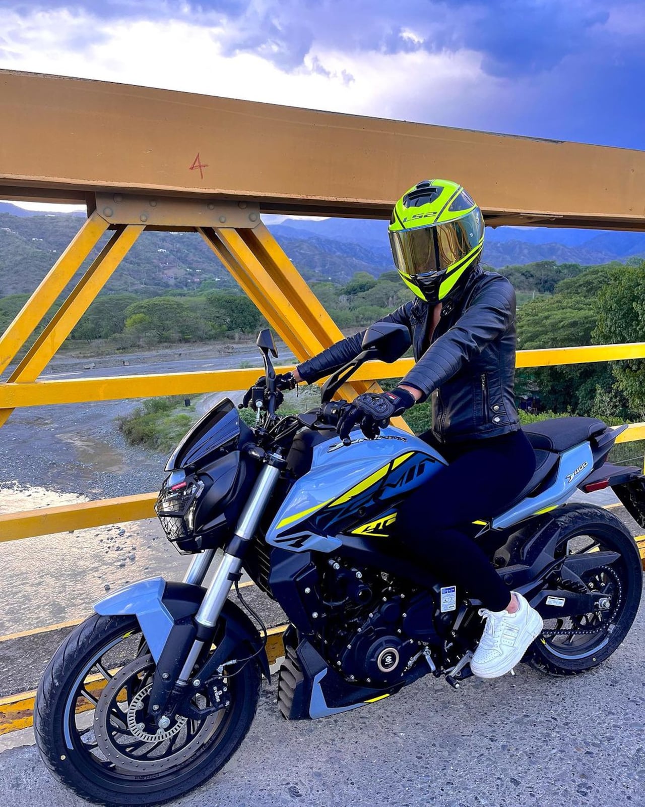 La flaca se subió a la moto que se ganó en el Desafío