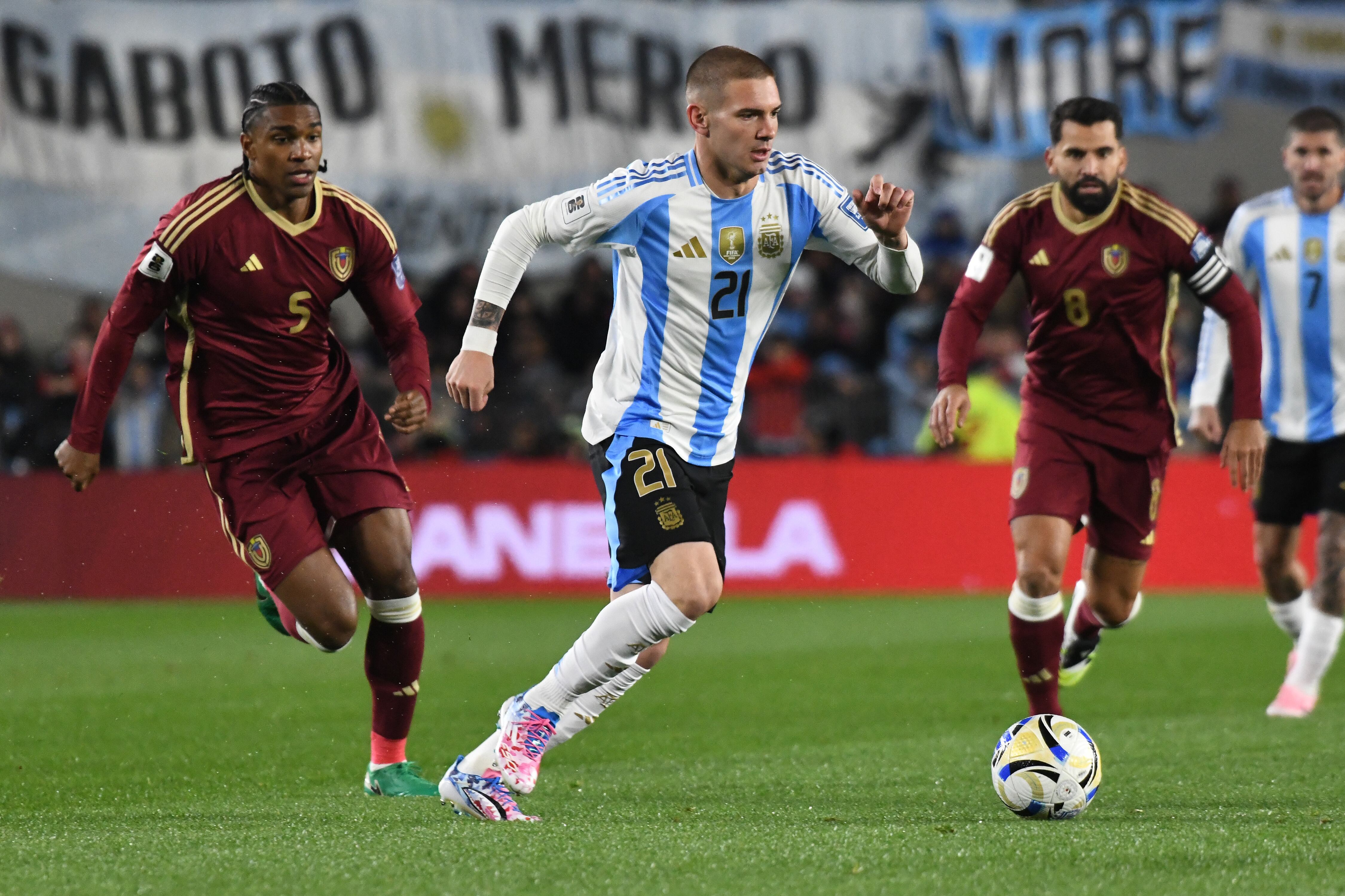 Franco Mastantuono en partido de eliminatorias con la Selección de Argentina.