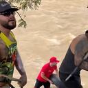 Influenciadores se lanzaron a las aguas del río Medellín.