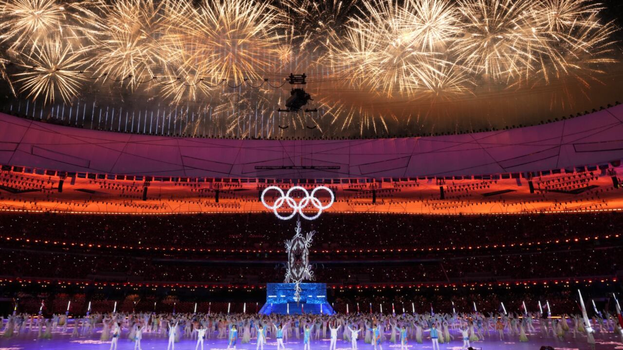Los fuegos artificiales durante la ceremonia de clasura de los Juegos Olímpicos de Invierno de Beijing, el domingo 20 de febrero de 2022. (AP/Bernat Armangue)