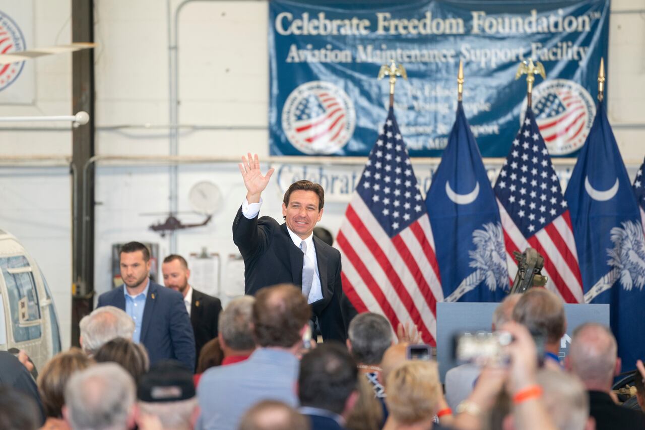 El gobernador de Florida y candidato presidencial republicano Ron DeSantis es presentado durante una conferencia de prensa en el Hangar de la Fundación Celebrate Freedom en West Columbia, Carolina del Sur, el martes 18 de julio de 2023. DeSantis visitó Carolina del Sur para presentar su candidatura a la presidencia en 2024.