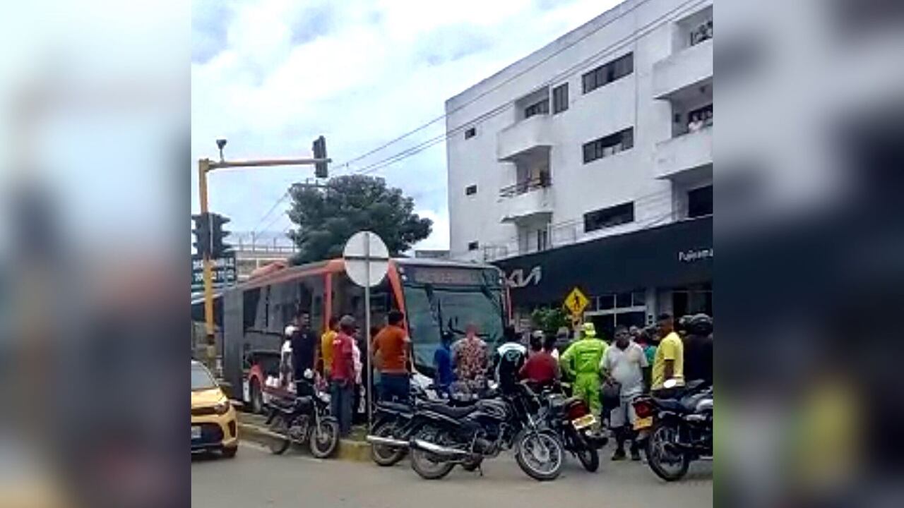 Mototrabajadores y transeúntes que pasaban por el lugar fueron al auxilio de la víctima.