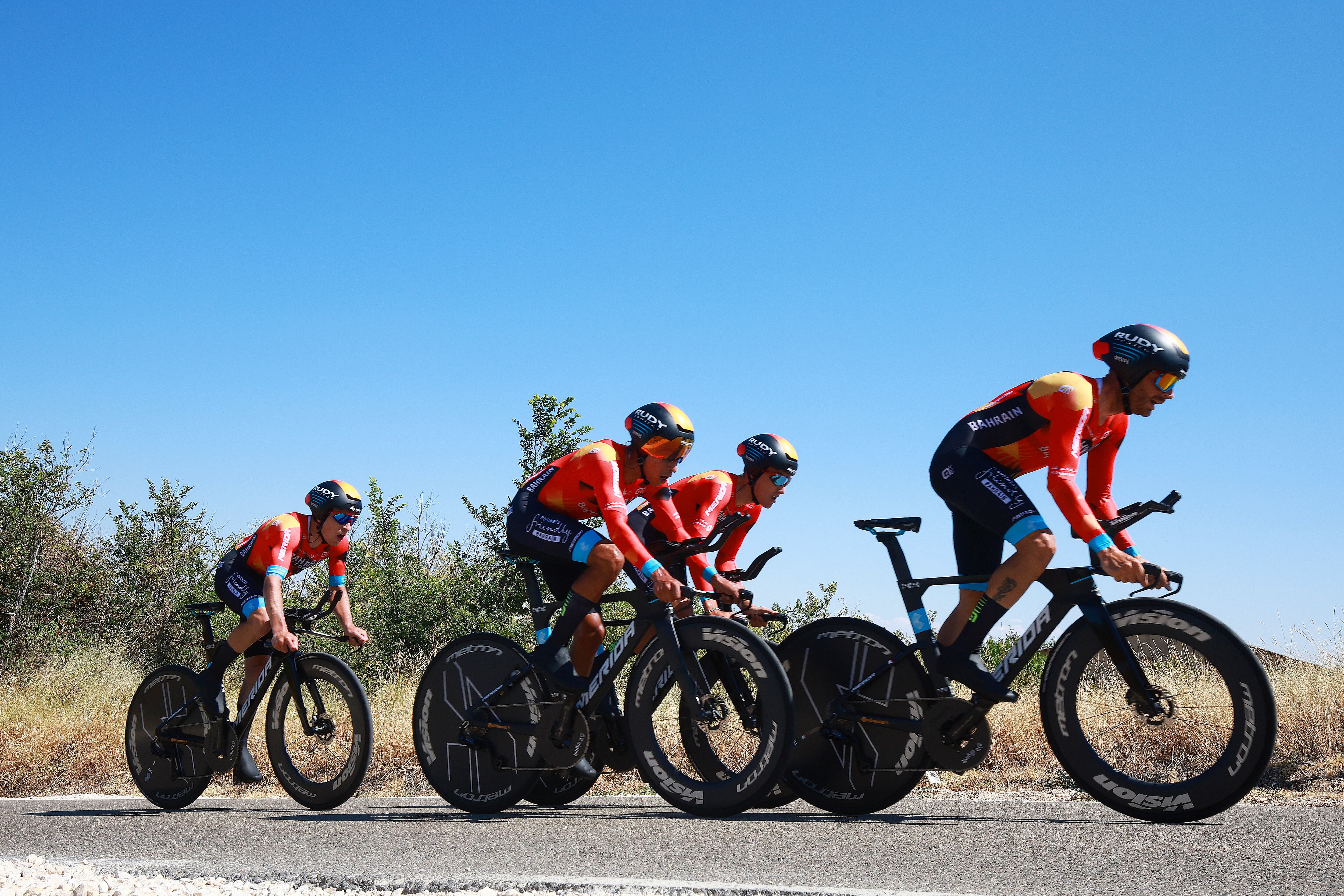 POZA DE LA SAL, SPAIN - AUGUST 16: Santiago Buitrago Sanchez of Colombia, Damiano Caruso of Italy, Hermann Pernsteiner of Austria, Edoardo Zambanini of Italy and Team Bahrain Victorious sprint during the 45th Vuelta a Burgos 2023, Stage 2 a 13.1km team time trial from Oña to Poza de la Sal on August 16, 2023 in Poza de la Sal , Spain. (Photo by Gonzalo Arroyo Moreno/Getty Images)