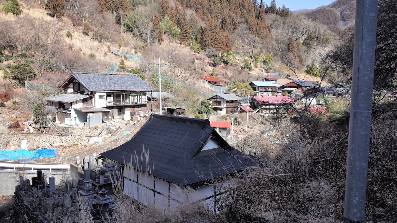 Paisaje de montaña y campo, pueblo de montaña y cielo azul en Nanmoku, Gunma, Japón