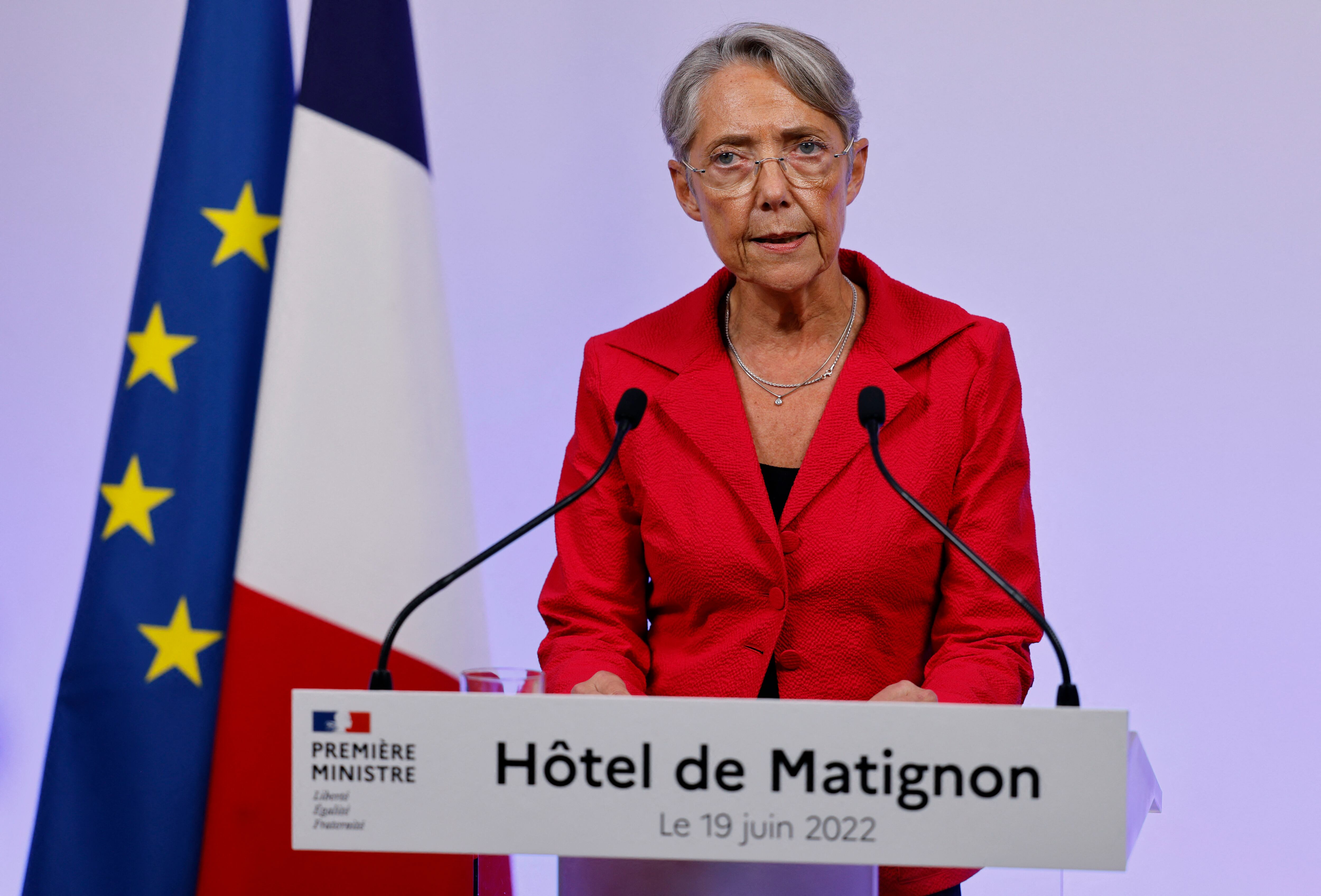 La primera ministra de Francia, Elisabeth Borne, pronuncia un discurso después de los primeros resultados de las elecciones parlamentarias en Matignon, París, el 19 de junio de 2022. - El presidente francés, Emmanuel Macron, perderá su mayoría parlamentaria después de las importantes ganancias electorales de una alianza de izquierda recién formada. y la extrema derecha, en un golpe sorprendente a sus esperanzas de una reforma importante en su segundo mandato. (Foto de Ludovic MARIN / PISCINA / AFP)