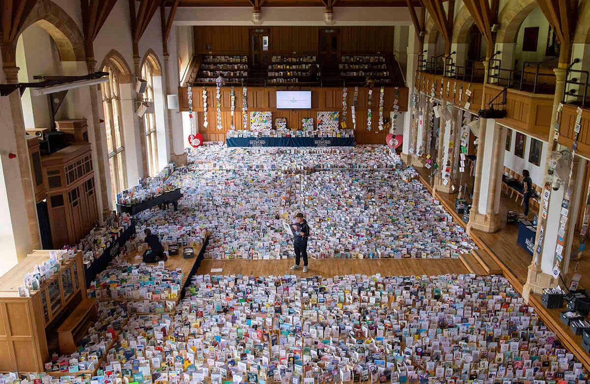El nieto del Capitán Tom Moore, Benjie, se encuentra en el Gran Salón de la Escuela de Bedford, en Inglaterra, el 27 de abril. En la escuela más de 120.000 tarjetas de cumpleaños enviadas desde todo el mundo están siendo abiertas y exhibidas por el personal. El veterano de 100 años de la Segunda Guerra Mundial recaudó 16 millones de dólares para el Servicio Nacional de Salud de Gran Bretaña. Foto: Joe Giddens/ PA vía AP