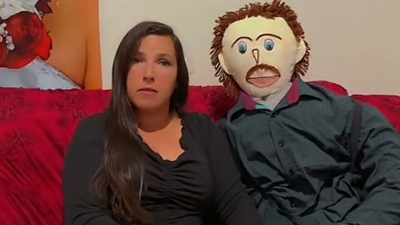 Moraes afirmó en varias ocasiones que Marcelo, como nombró a su marido muñeco, fue a un motel con otra mujer y que incluso le encontró mensajes comprometedores en su teléfono móvil.