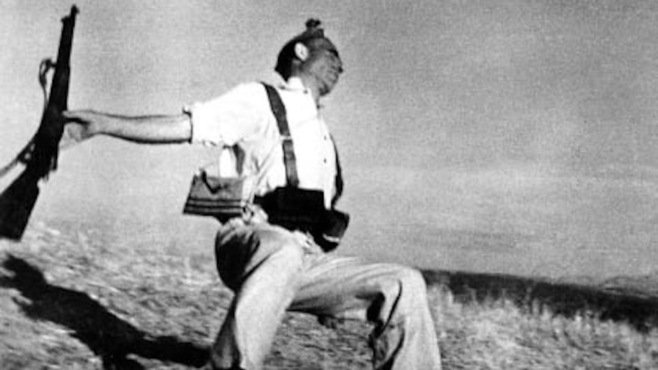 Robert Capa captó el momento exacto en que un miliciano cae abatido. Todavía se duda si la foto es real o se trata de un montaje destinado a estimular la causa republicana cuando la Guerra Civil española apenas comenzaba