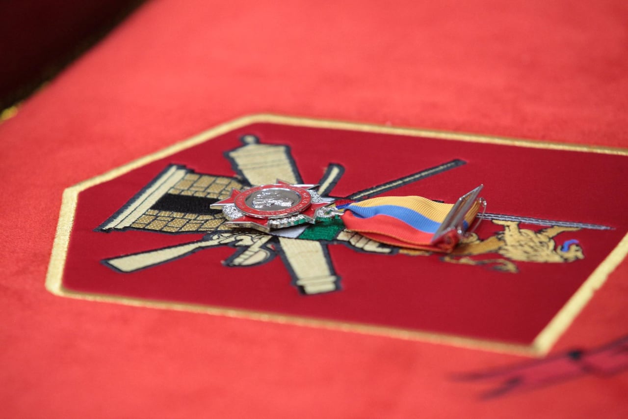 Condecoración a la primera dama de Bogotá.