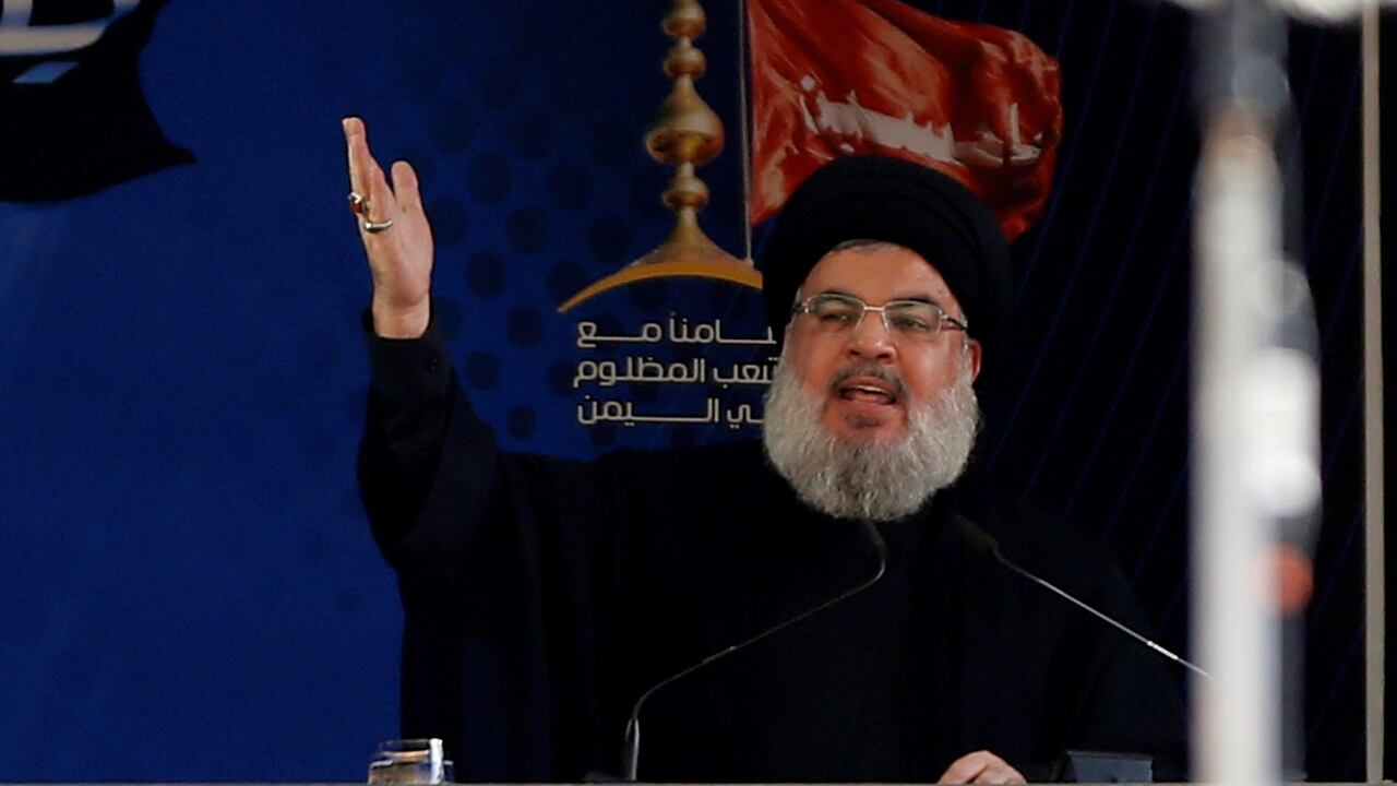 El Secretario General de Hezbolá, Hassan Nasrallah, pronuncia un discurso durante la procesión fúnebre que marca el día de Ashura en la región de Dahieh en Beirut, Líbano, el 12 de octubre de 2016.