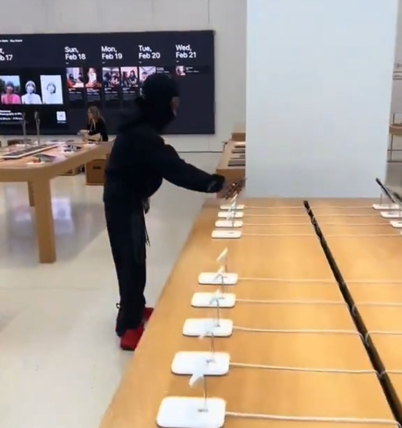 A la salida del lugar había un carro de la policía estacionado al frente