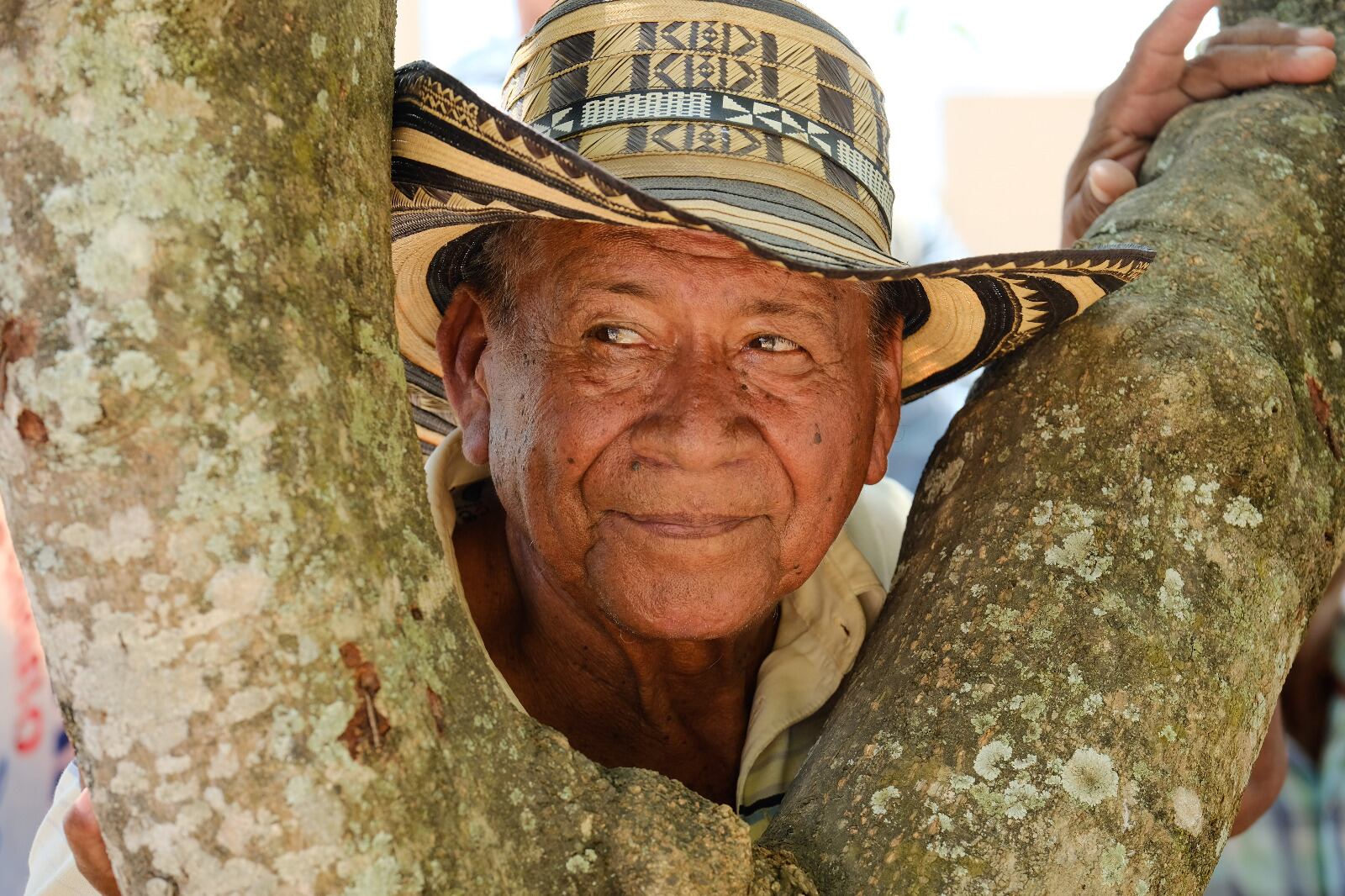 Durante su visita de este sábado al municipio de San Benito Abad, el mandatario entregó a 52 familias campesinas un total de 243 hectáreas de tierras, correspondientes a los predios El Romero y El Principio, que estaban en poder de la Sociedad de Activos Especiales (SAE).