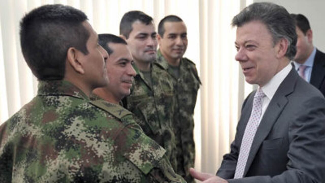 El presidente Juan Manuel Santos en su visita a los uniformados liberados por las FARC.