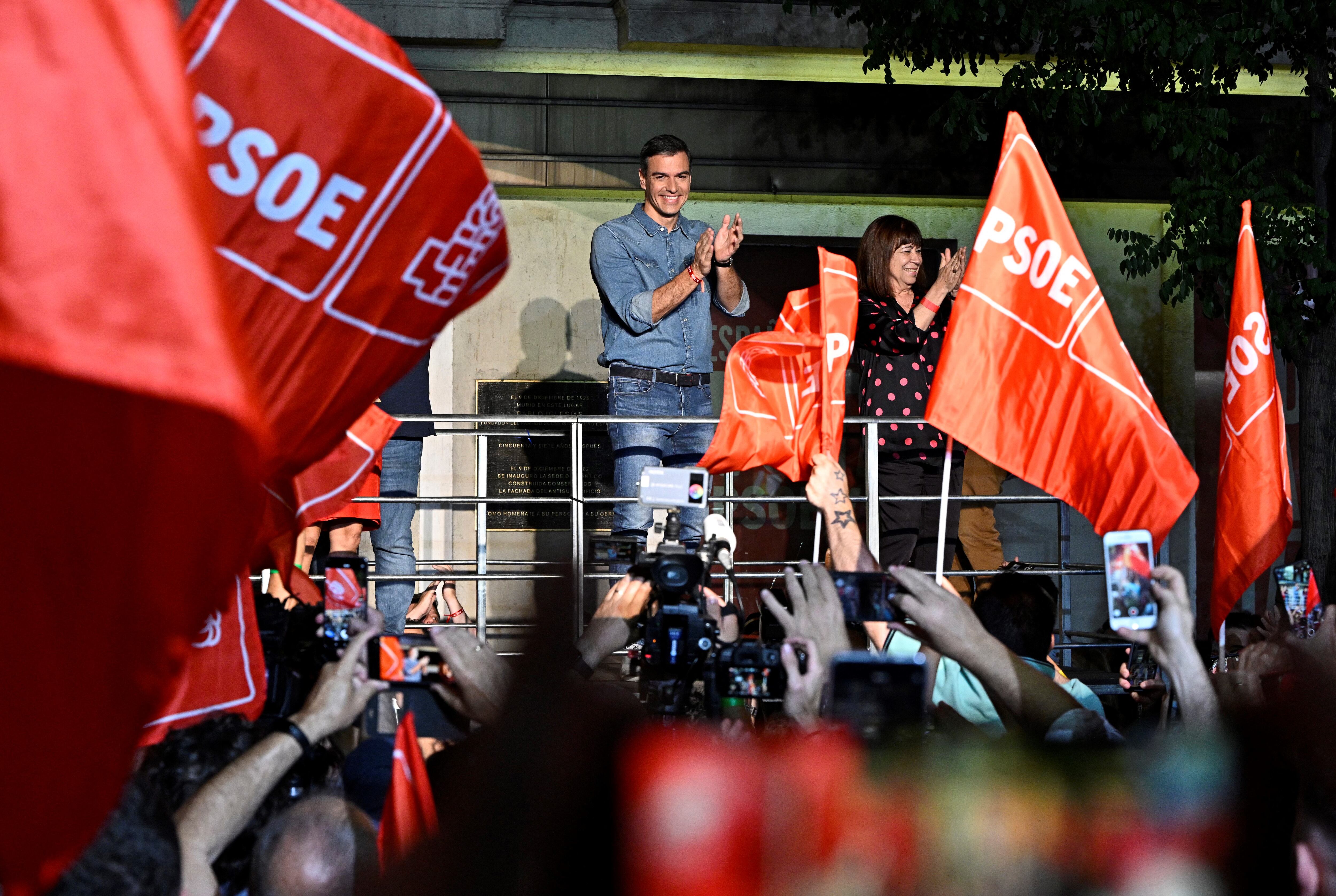 El primer ministro español y candidato a la reelección del Partido Socialista (PSOE), Pedro Sánchez (2R), aplaude después de las elecciones generales de España en la sede del Partido Socialista Español (PSOE) en Madrid el 23 de julio de 2023. La derecha española está solo ligeramente por delante de los socialistas del primer ministro Pedro Sánchez, quien mantiene la posibilidad de permanecer en el poder a través del juego de alianzas, según los resultados parciales tras las elecciones generales de España. (Foto de JAVIER SORIANO / AFP)