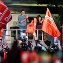 El primer ministro español y candidato a la reelección del Partido Socialista (PSOE), Pedro Sánchez (2R), aplaude después de las elecciones generales de España en la sede del Partido Socialista Español (PSOE) en Madrid el 23 de julio de 2023. La derecha española está solo ligeramente por delante de los socialistas del primer ministro Pedro Sánchez, quien mantiene la posibilidad de permanecer en el poder a través del juego de alianzas, según los resultados parciales tras las elecciones generales de España. (Foto de JAVIER SORIANO / AFP)