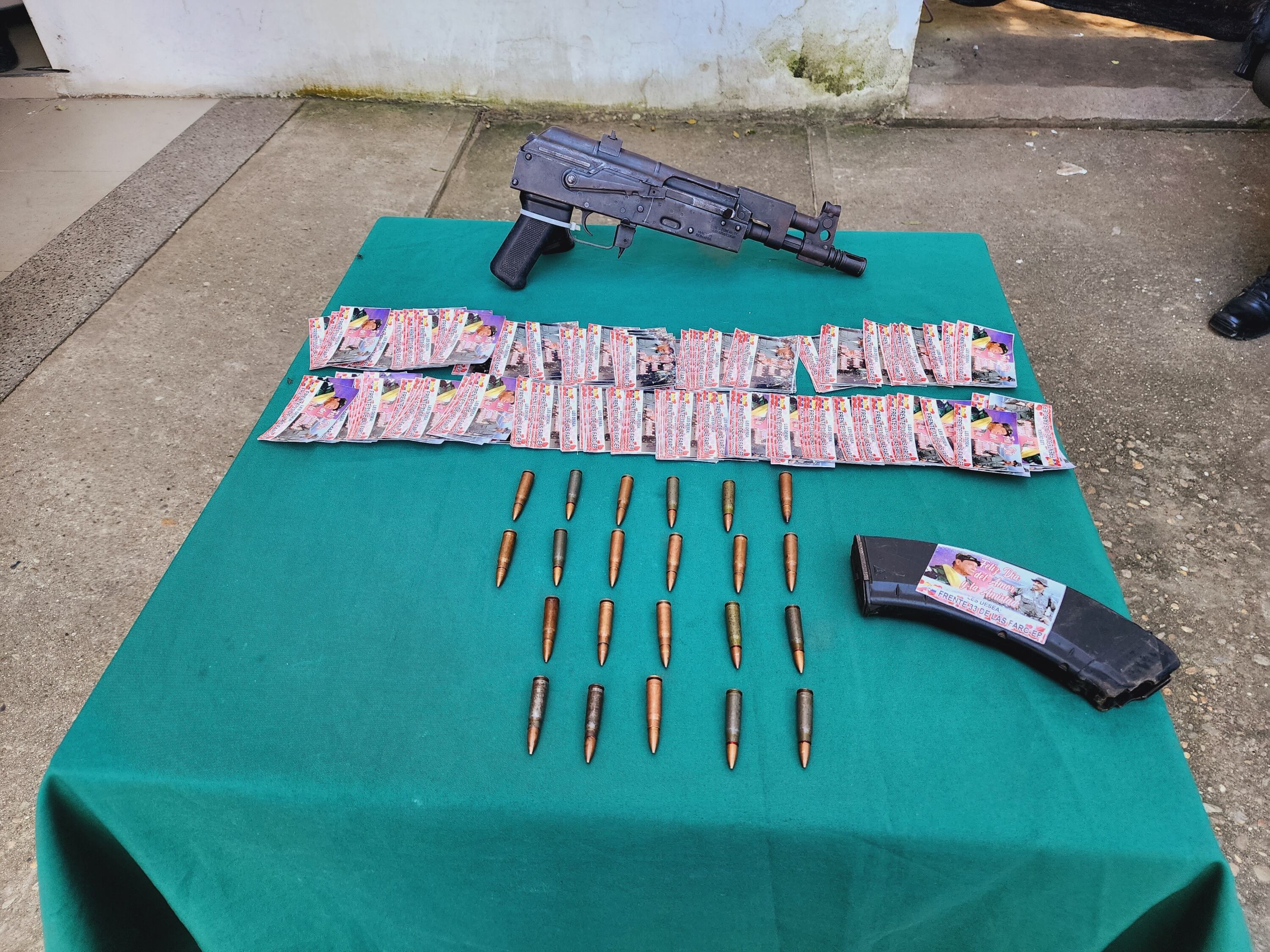 La propaganda estaba al interior del vehículo.