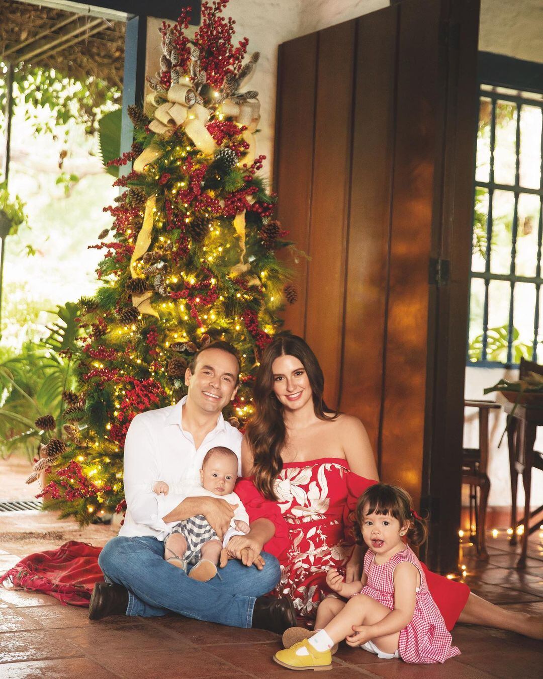 El nuevo alcalde de Cali, Alejandro Éder, junto a su esposa, la exseñorita Colombia y virreina universal, Taliana Vargas, y sus hijos Alicia y Antonio.