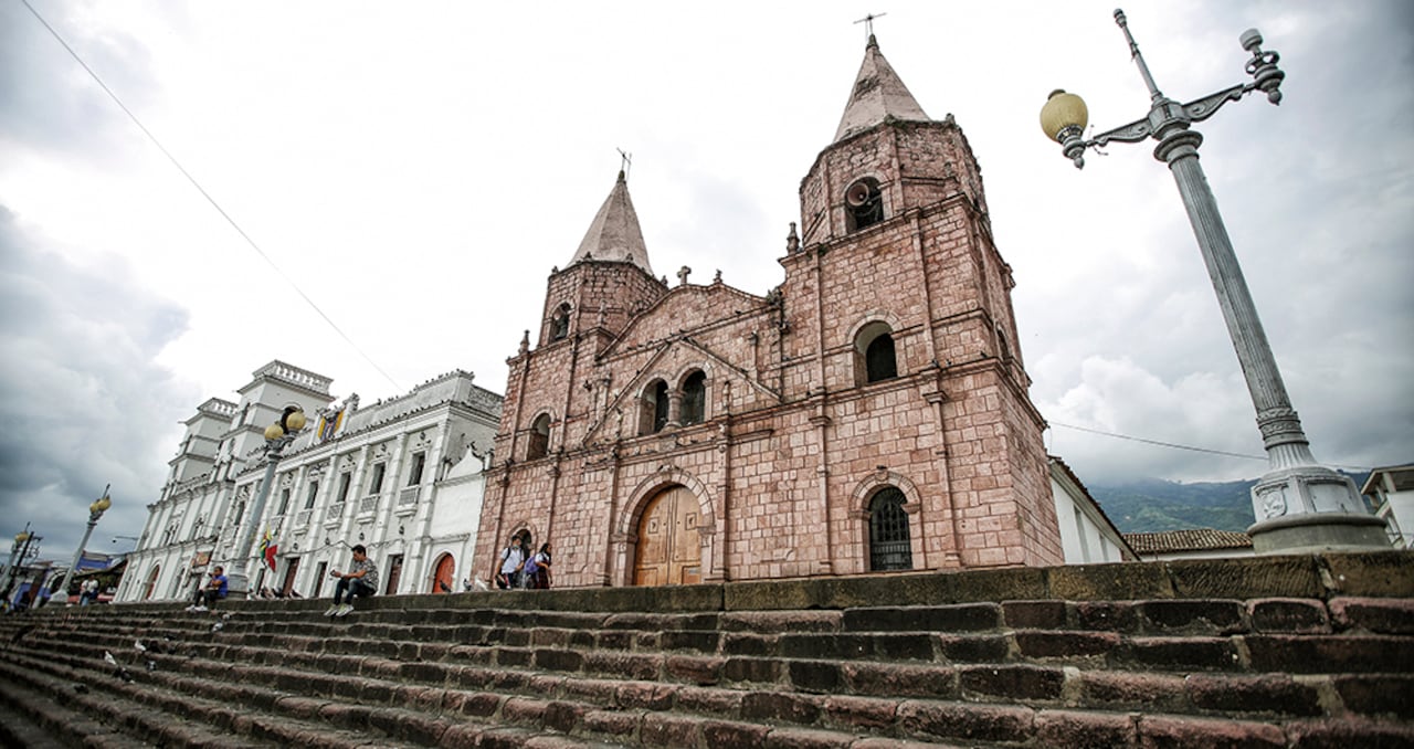 Piedecuesta, único pueblo de Colombia con dos iglesias, apenas separadas por el despacho del alcalde. Allí nació Rodolfo Hernández hace 77 años.