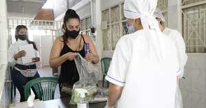 A los padres que reciben los paquetes se les pide que verifiquen fechas de vencimiento y cantidades.