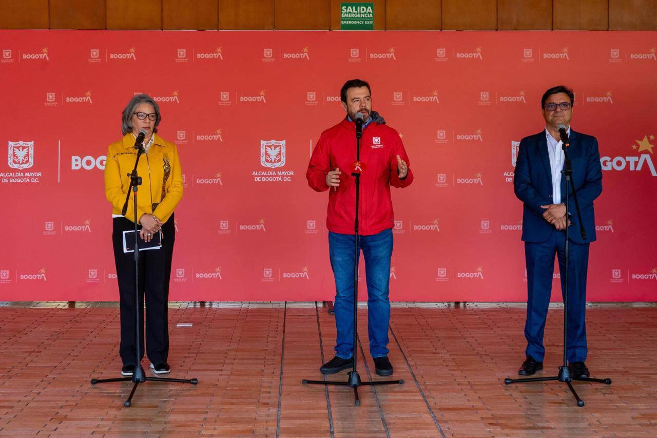 Alcalde de Bogotá, Carlos Fernando Galán; el secretario de Salud, Gerson Bermont; y la gerente de la Subred Norte, Victoria Eugenia Martínez