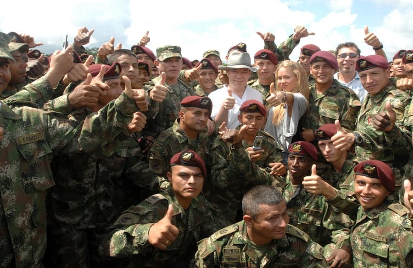 Natalia París, en medio del comandante de las Fuerzas Militares, general Fredy Padilla, y del Ministro de Defensa, Juan Manuel Santos.