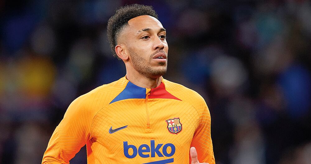 Posee triple nacionalidad, gabonesa y española —por ascendencia—, y francesa —por nacimiento—.​ 