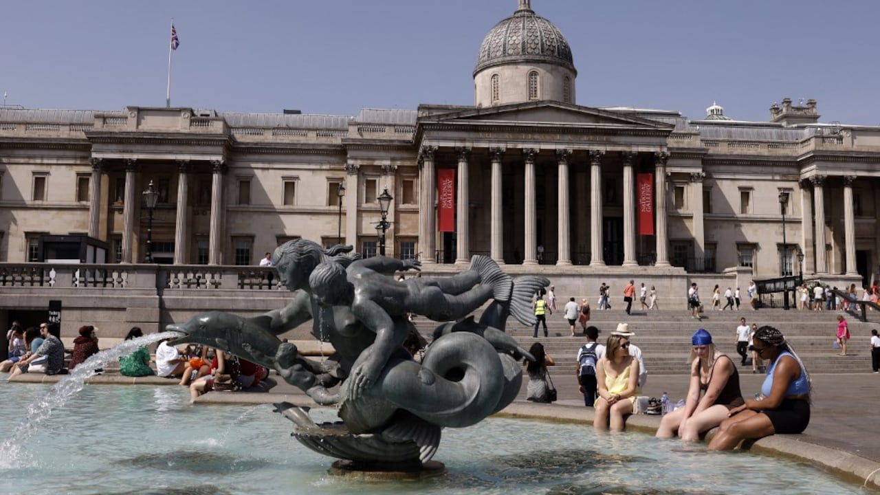 La gente se refresca junto a las fuentes de Trafalgar Square en el centro de Londres el 17 de junio de 2022, en el día más caluroso del año hasta ahora en la capital. (Foto de CARLOS JASSO / AFP)