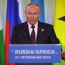 El presidente ruso Vladimir Putin habla durante la Segunda Cumbre del Foro Económico y Humanitario Rusia África el 28 de julio de 2023 en San Petersburgo, Rusia. 17 líderes africanos participan en la Cumbre Rusia-África. (Foto del colaborador/Getty Images)