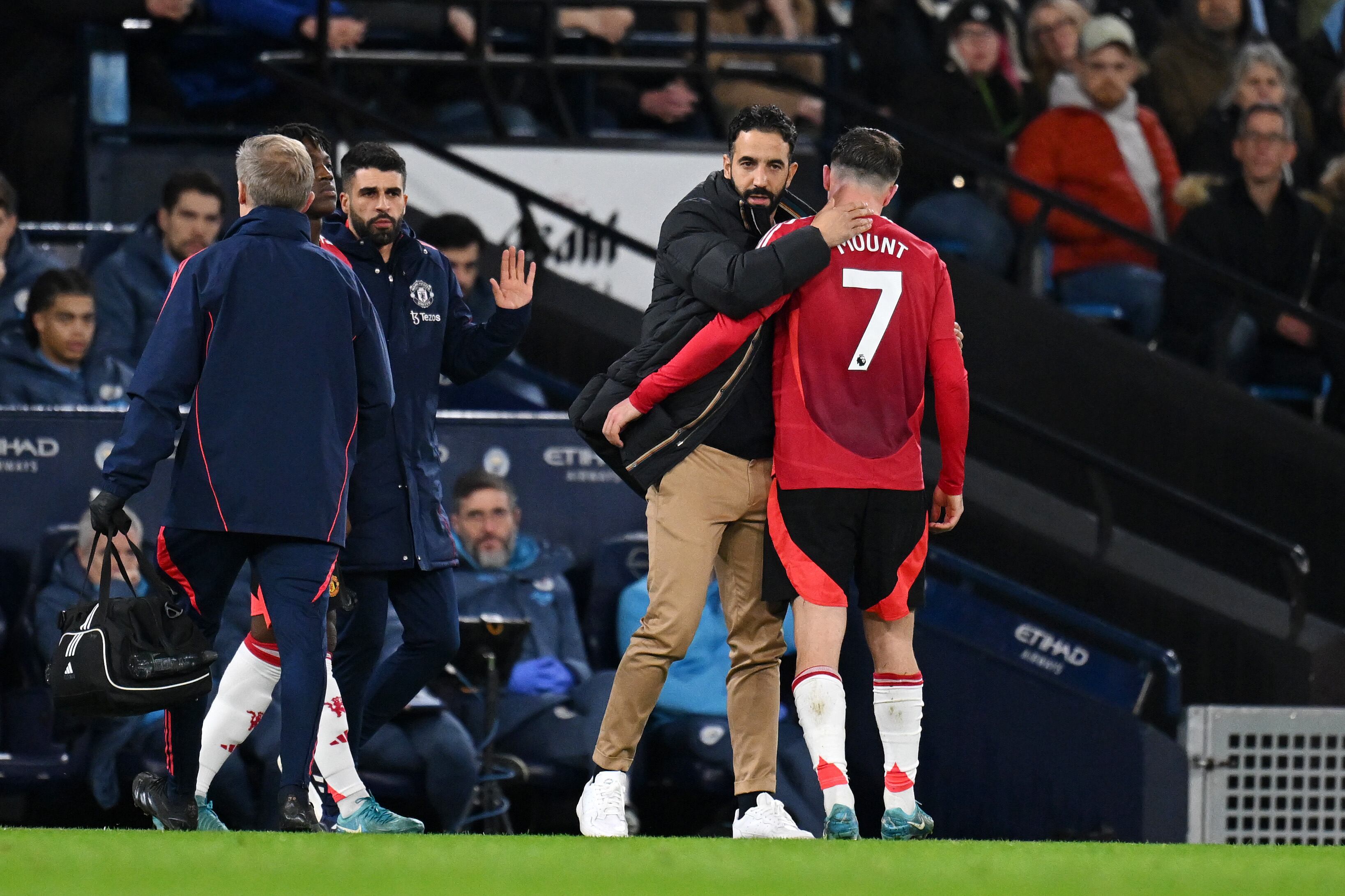 Mason Mount, del Manchester United, es consolado por Ruben Amorim, entrenador del Manchester United, mientras abandona el terreno de juego tras lesionarse durante el partido de la Premier League entre el Manchester City FC y el Manchester United FC en el Etihad Stadium el 15 de diciembre de 2024 en Manchester, Inglaterra.