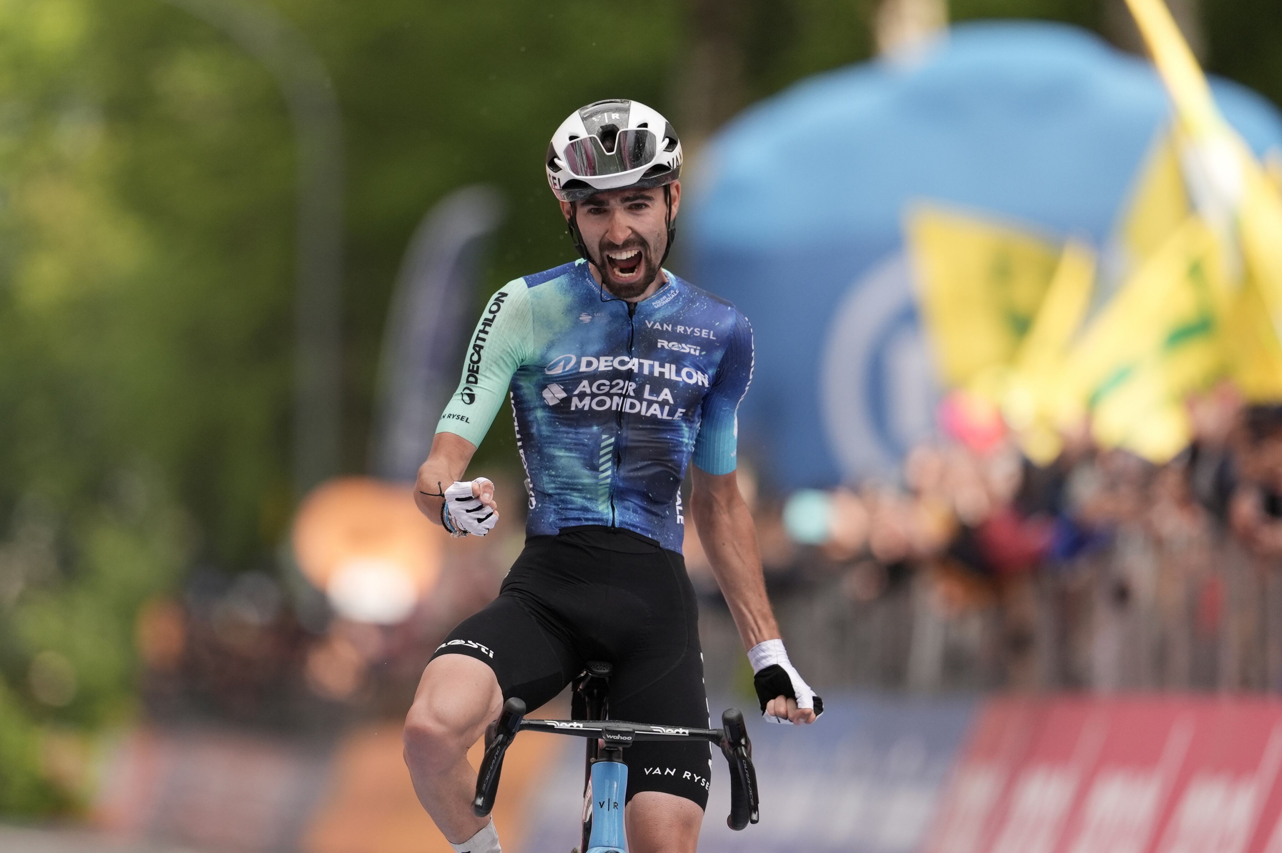 El francés Valentin Paret-Peintre celebra ganar la décima etapa del Giro de Italia, la carrera ciclista del Giro de Italia desde Pompeya a Cusano Mutri, Italia, el martes 14 de mayo de 2024. (Massimo Paolone/LaPresse vía AP)
