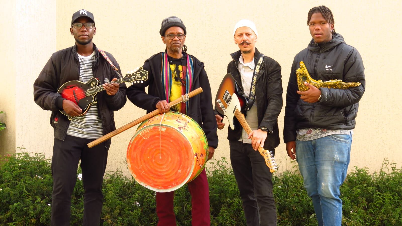 Ras pin and The Dragons es una de las bandas invitadas, encabezada por Pina, cantautor y baterista que refleja la tradición de San Andrés a través de su música.