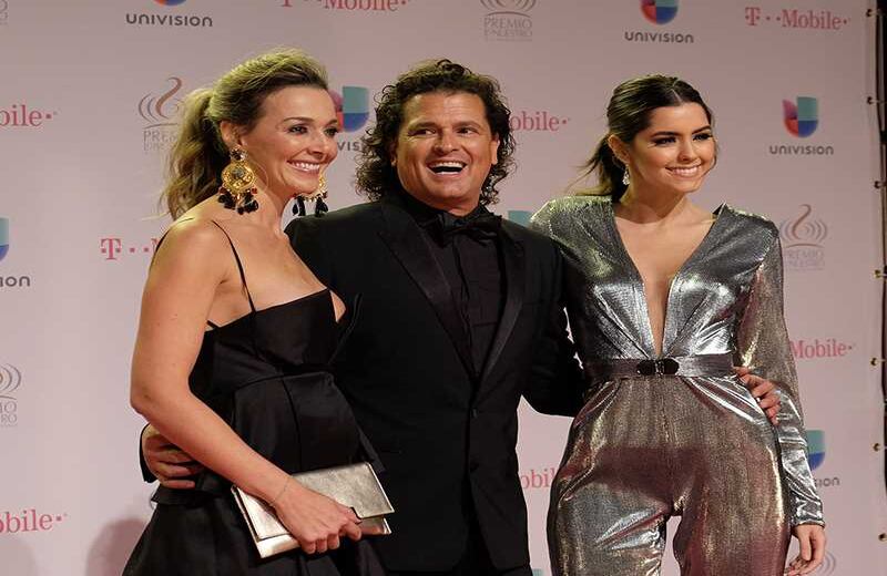Carlos Vives fue homenajeado por su trayectoria musical. Recibió el premio de manos de la miss Universo 2015, Paulina Vega. Foto: Gustavo Caballero / GETTY IMAGES NORTH AMERICA / AFP