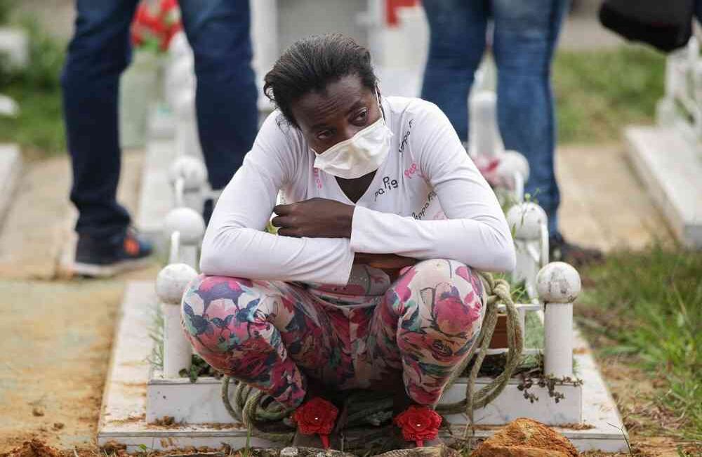 Una mujer luce desconsolada durante la jornada de exequias en el Parque Cementerio Normandía el 3 de abril de 2017. Foto: Carlos Julio Martínez / Enviado Especial de Semana
