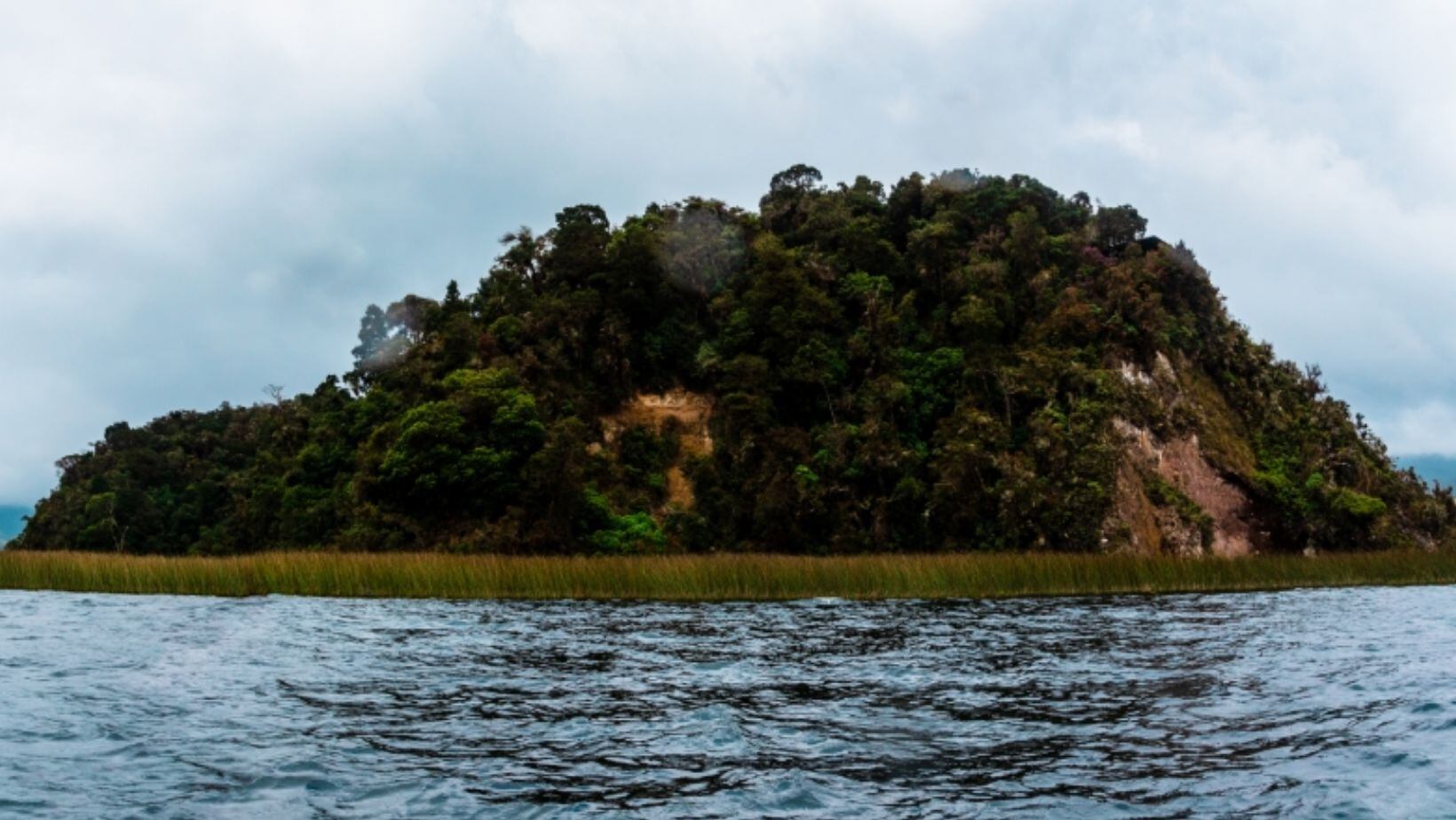 La impresionante laguna con isla que puede visitar en Colombia: ¿dónde queda y cuánto cuesta explorarla?