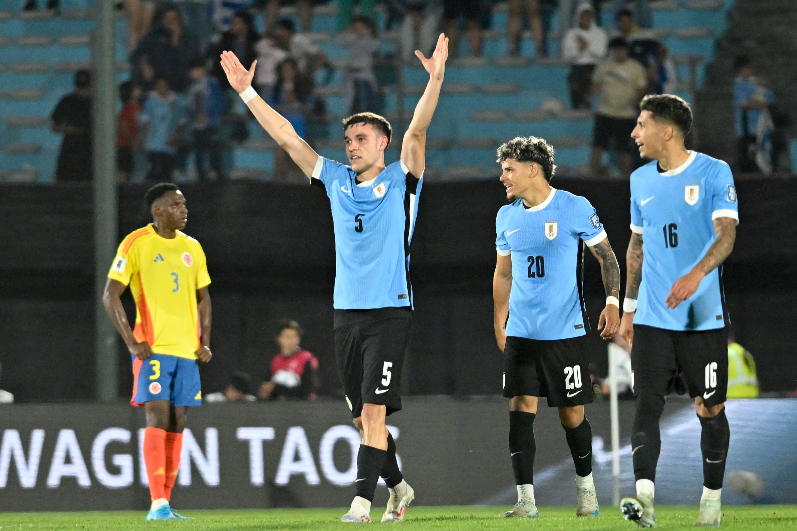 El uruguayo Manuel Ugarte celebra el tercer gol de su equipo contra Colombia durante un partido de clasificación para la Copa Mundial de la FIFA 2026 en Montevideo, Uruguay, el viernes 15 de noviembre de 2024. (Foto AP/Santiago Mazzarovich)