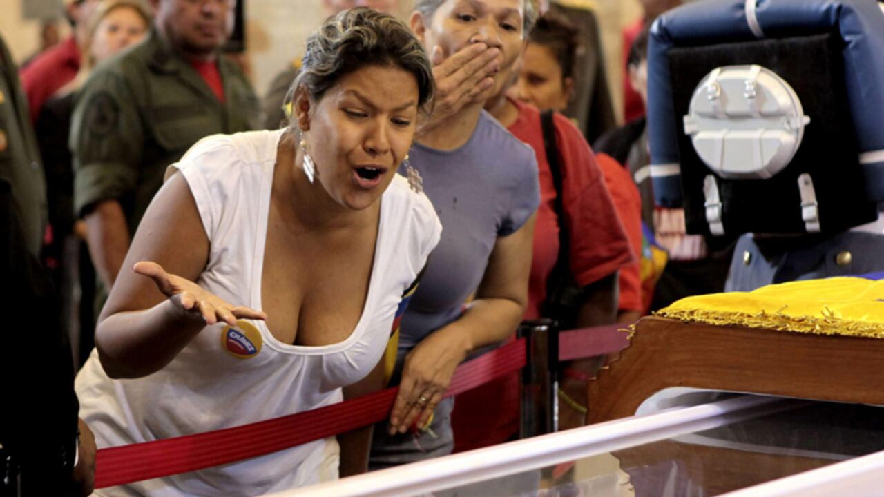 Miles de venezolanos hacen una kilométrica fila para darle el adios al mandatario.