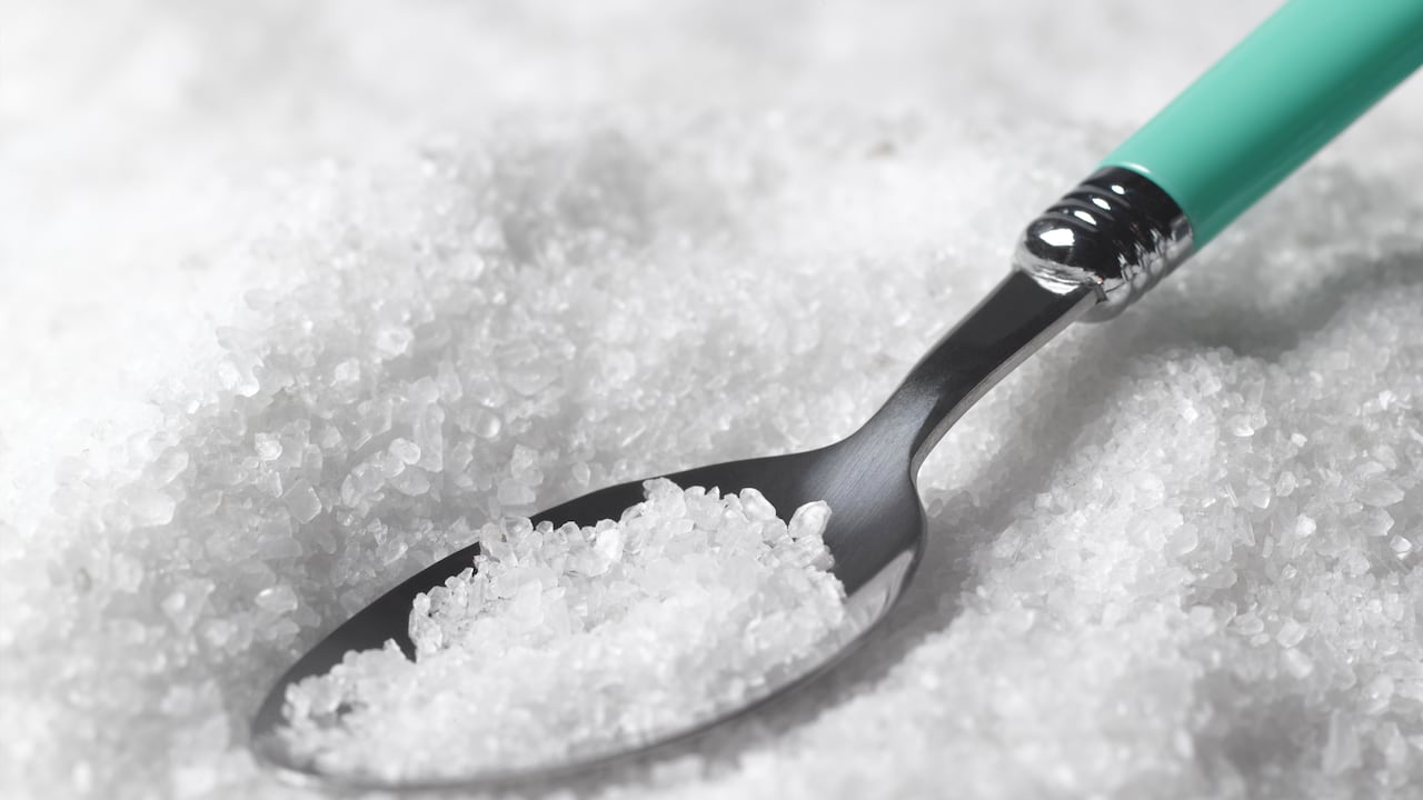 De acuerdo con el portal Cuerpo Mente, la sal marina se puede encontrar en dos estados. Uno: disuelta en las aguas de los mares y algunos lagos. Dos: en su forma mineral, más o menos pura, en regiones donde mares se secaron en otras épocas.