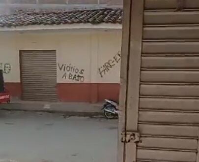 Disidencias de las Farc han pintado letreros intimidantes en las paredes de Corinto, Cauca.