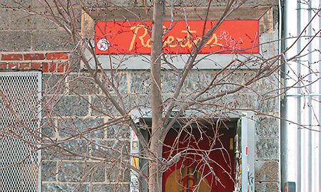 ??En una antigua bodega del barrio industrial de Bushwick, Roberta’s hornea una de las mejores pizzas de Nueva York.