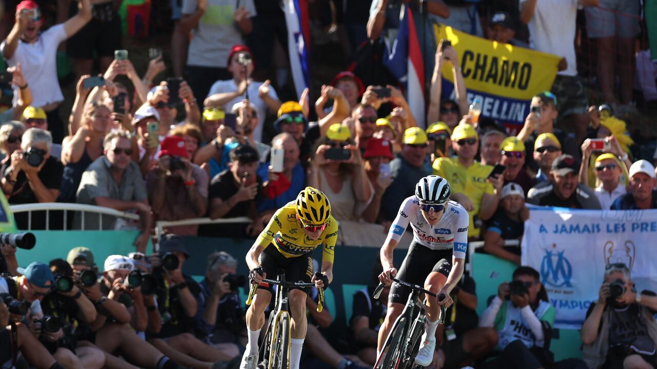 Jonas Vingegaard y Tadej Pogacar en la meta de la etapa 15 del Tour.