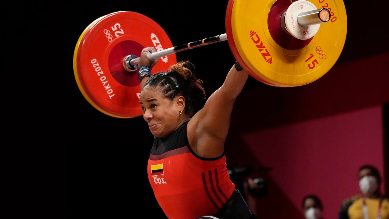 La colombiana Mercedes Pérez compite en el evento de levantamiento de pesas femenino de 64 kg de los Juegos Olímpicos de Tokio, el martes 27 de julio de 2021. Pérez terminó cuarta, al igual que en la justa de Río 2016. Foto: AP/Luca Bruno.