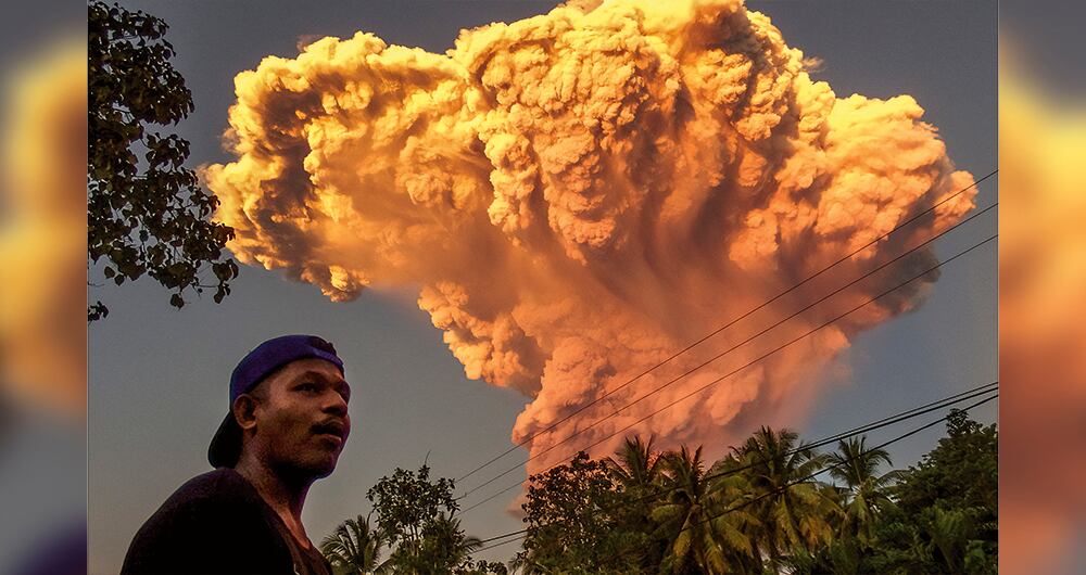 Erupción de volcán en Indonesia.
