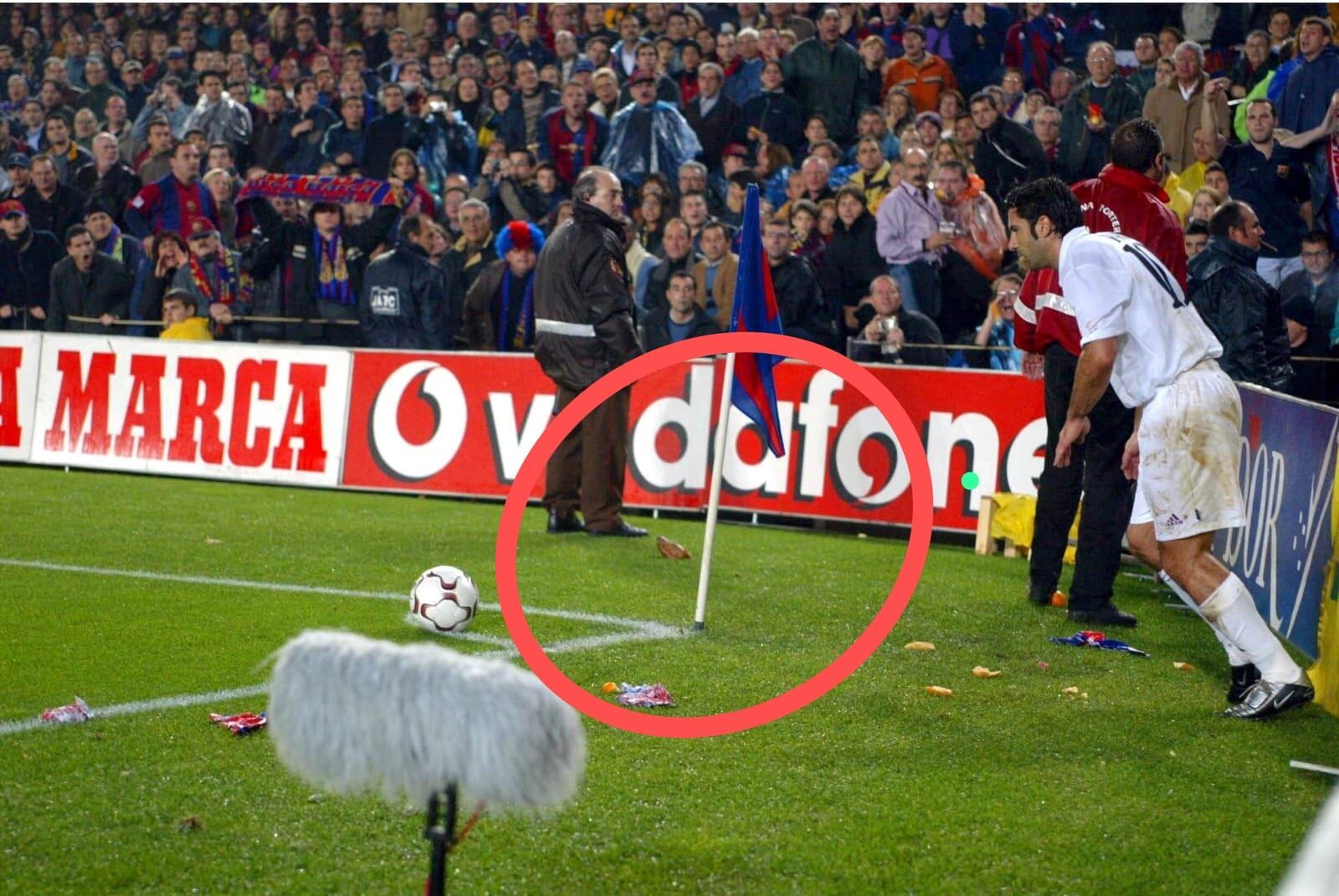 Momento que la cabeza del cerdo termina en el campo de juego, segundos antes de Luis Figo patear el tiro de esquina.