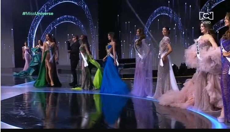 Las 12 semifinalistas desfilan en traje de gala.