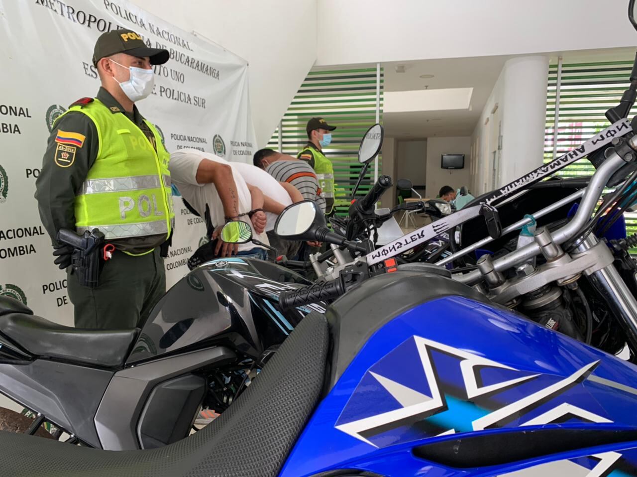 Fueron capturados tres personas que intentaron robar dos motocicletas.