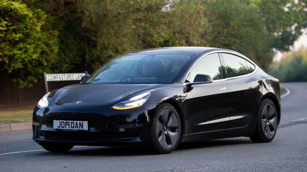 Tesla Model 3 , el modelo más económico de Tesla en Colombia.